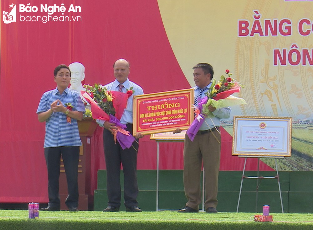 Đồng chí Chu Thế Huyền - Chủ tịch UBND huyện Diễn Châu trao thưởng cho xã Diễn Phúc.