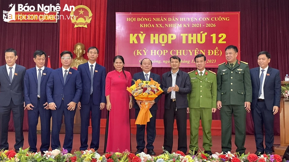 bna-các đồng chí lãnh đạo huyện Con Cuông tặng hoa chúc mừng đồng chí lô Văn Thao.jpeg